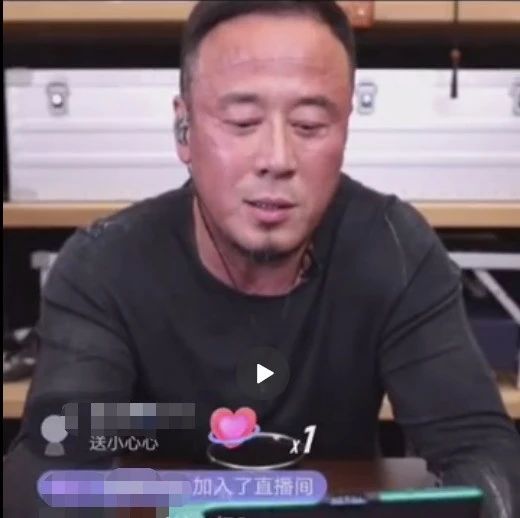 杨坤直播从脸红到脖子根,被疑喝大了!本人辟谣:只是去做了医美