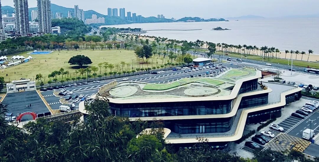 寻芳觅趣正当时，不负春光踏歌行