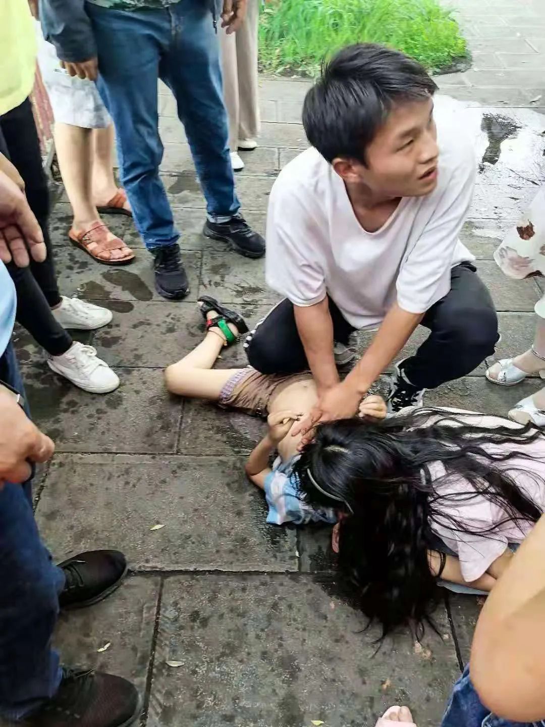 赞贵州81岁老人奋不顾身勇救落水男童