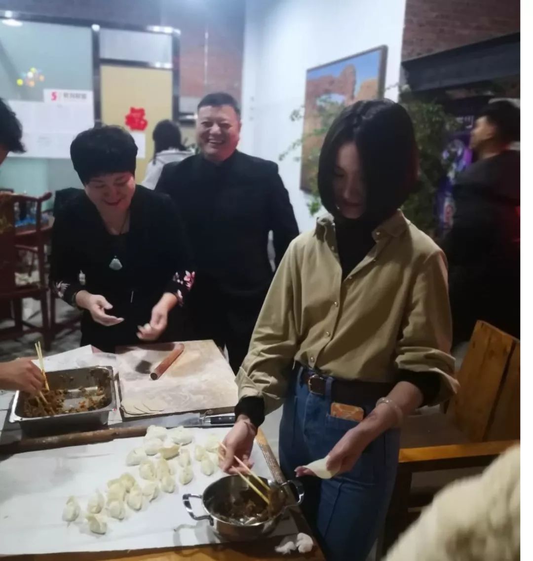 北京北电艺考学员包饺子