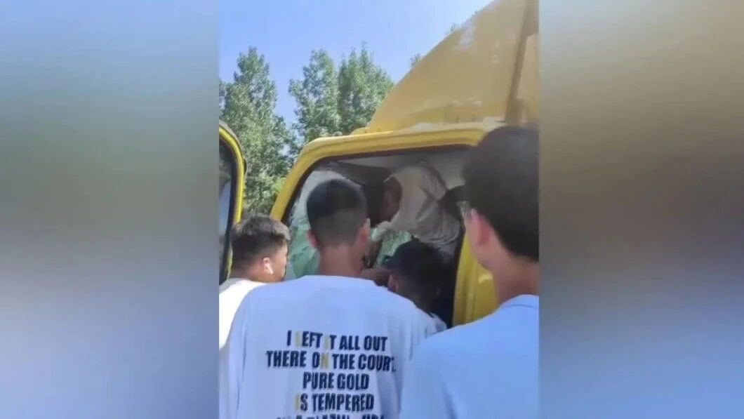 5名路过的高中生冲了上去……⭐“实习医院承诺：优先录取！”原因竟然是..……-2