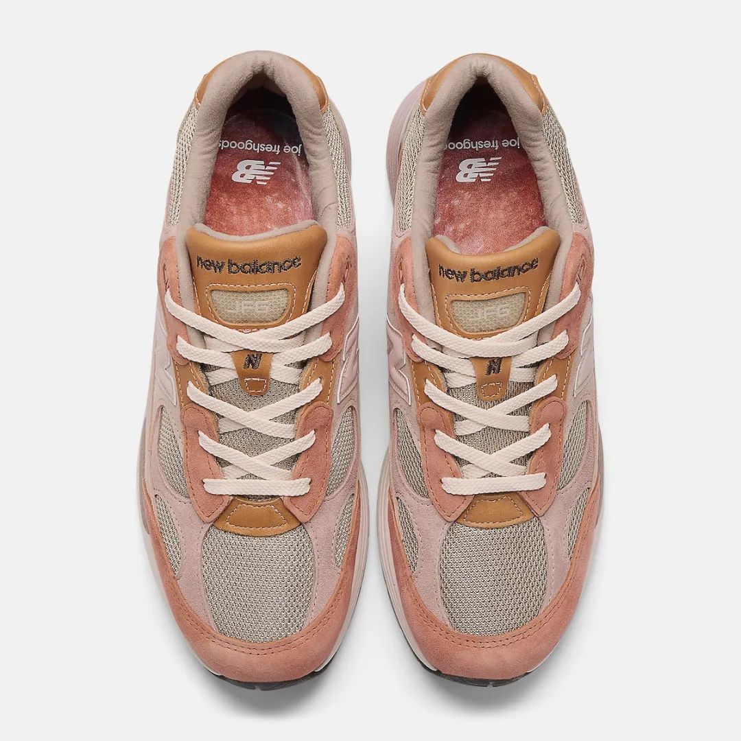 Joe Freshgoods x New Balance 992“Aged Well”的另一个侧面图，展示了这款运动鞋的优质材料混合和雕刻中底。