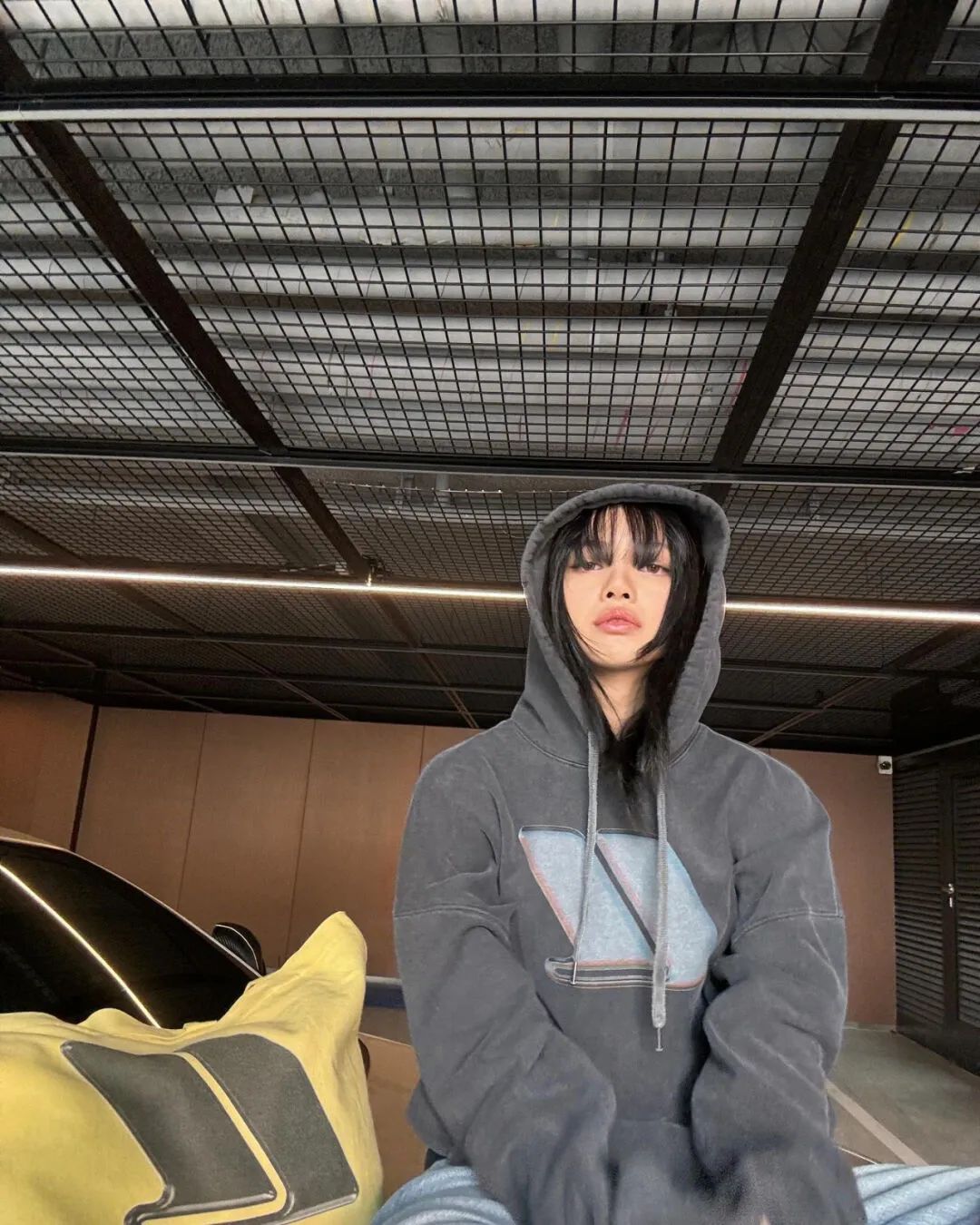 「Lisa」做潮牌，开晒500w法拉利！BLACKPINK的4位女成员都开什么车？-Supreme情报网