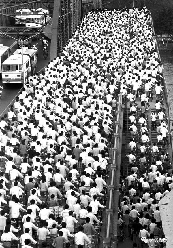 1988年10月26日早晨，海珠桥上自行车如潮.jpg