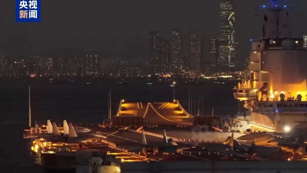 航拍山东舰夜泊维多利亚港,山东舰夜泊维多利亚港 航拍解锁震撼“名场面”