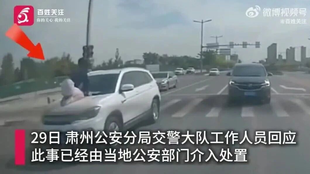 女子跪坐高速奔驰的汽车引擎盖,甘肃酒泉一女子跪坐高速行驶的汽车引擎盖上数公里，交..