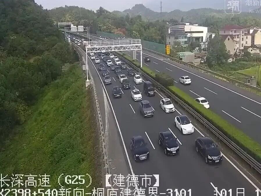 小男孩被批评后推自行车“净身出户”,小男孩独自在高速上奔跑，过往车辆纷纷避让，家..