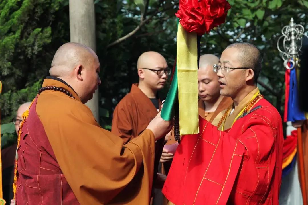 清锦长老为广兴法师送拂尘.