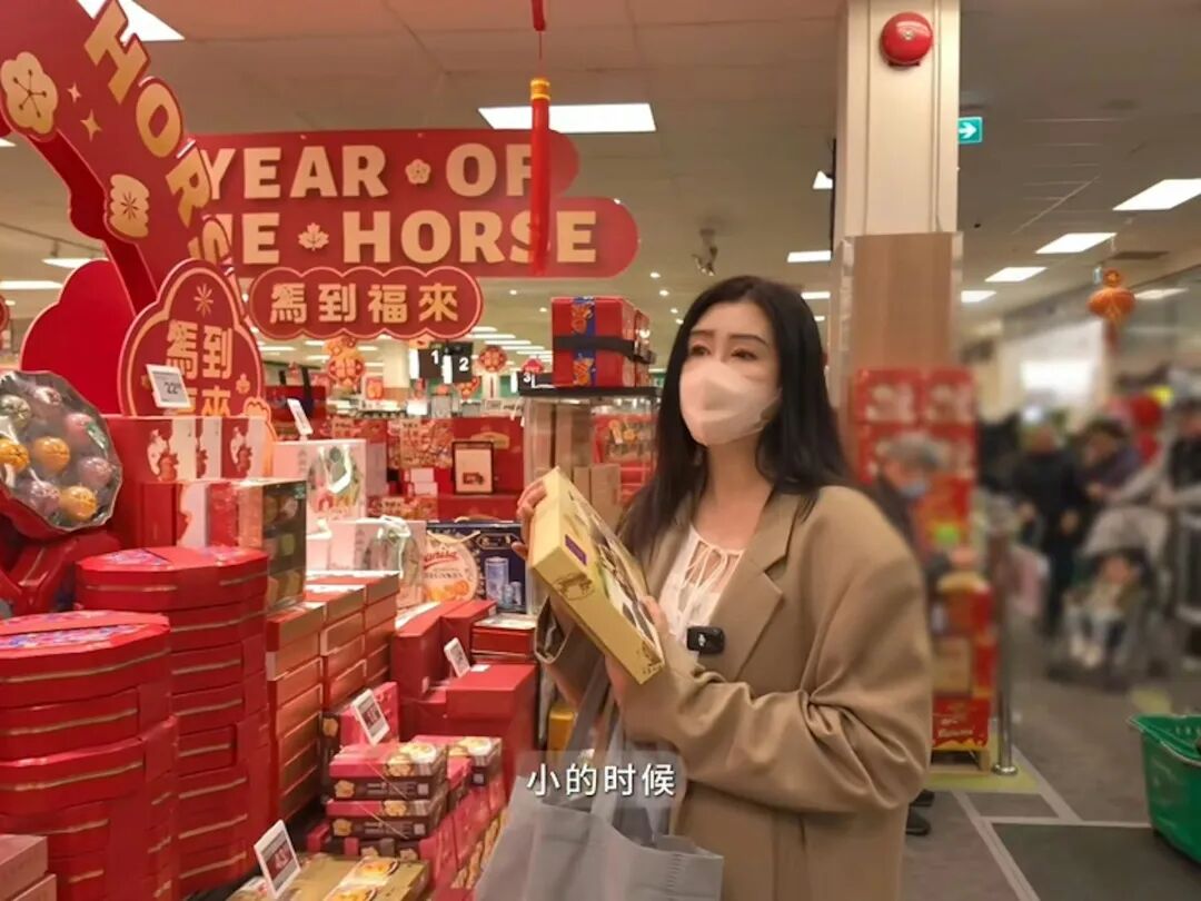 王祖贤购买不少贺年食品。 （王祖贤抖音影片截图）