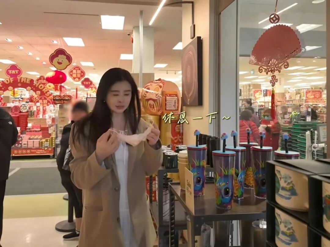 王祖賢辦年貨期間休息，脫下口罩露出真容。（王祖賢抖音影片截圖）