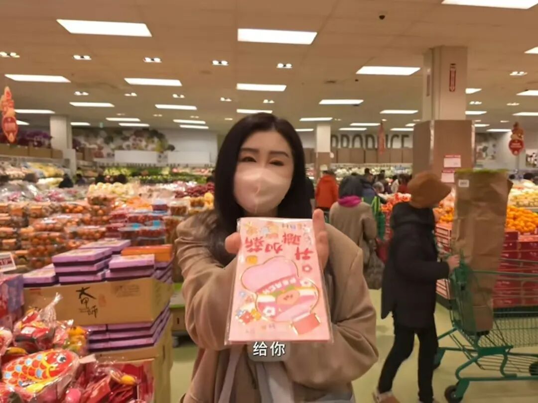 王祖贤亦购买利是封。 （王祖贤抖音影片截图）