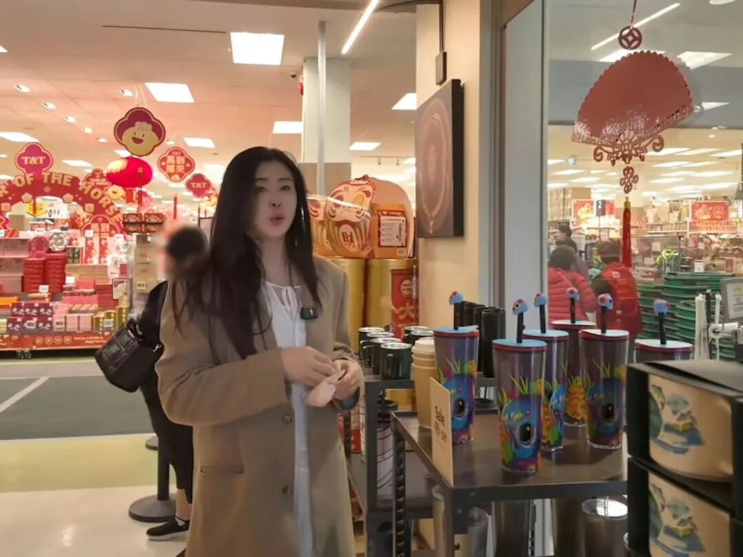 王祖賢辦年貨期間休息，脫下口罩露出真容。（王祖賢抖音影片截圖）