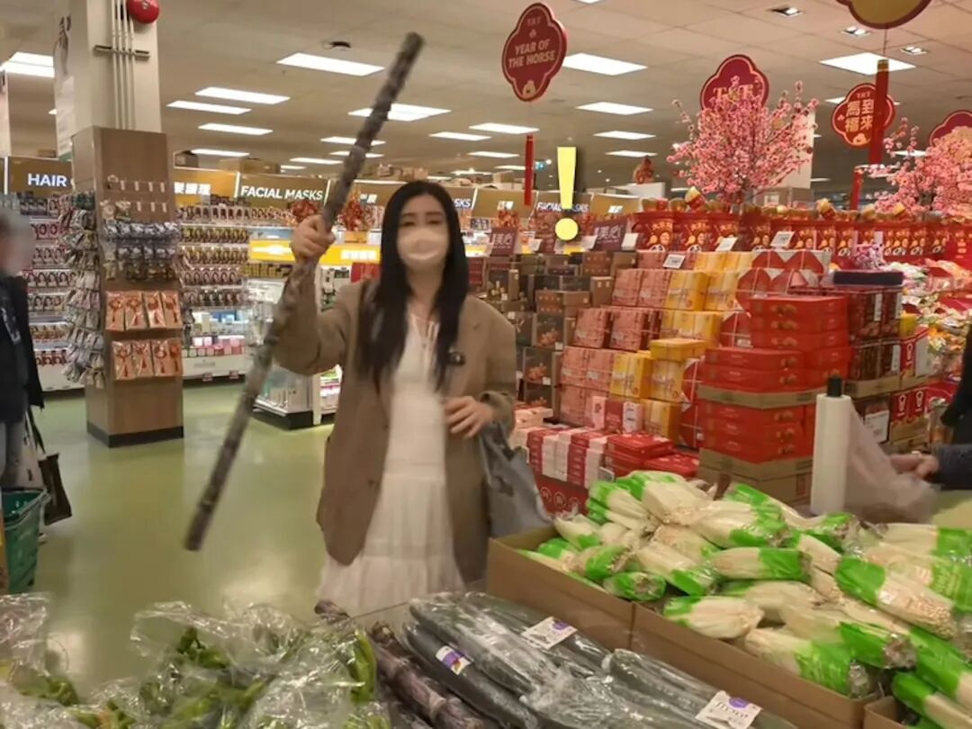 王祖賢百厭地拿起甘蔗揮舞。（王祖賢抖音影片截圖）