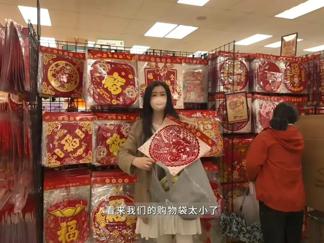 王祖贤亦有买挥春。 （王祖贤抖音影片截图）