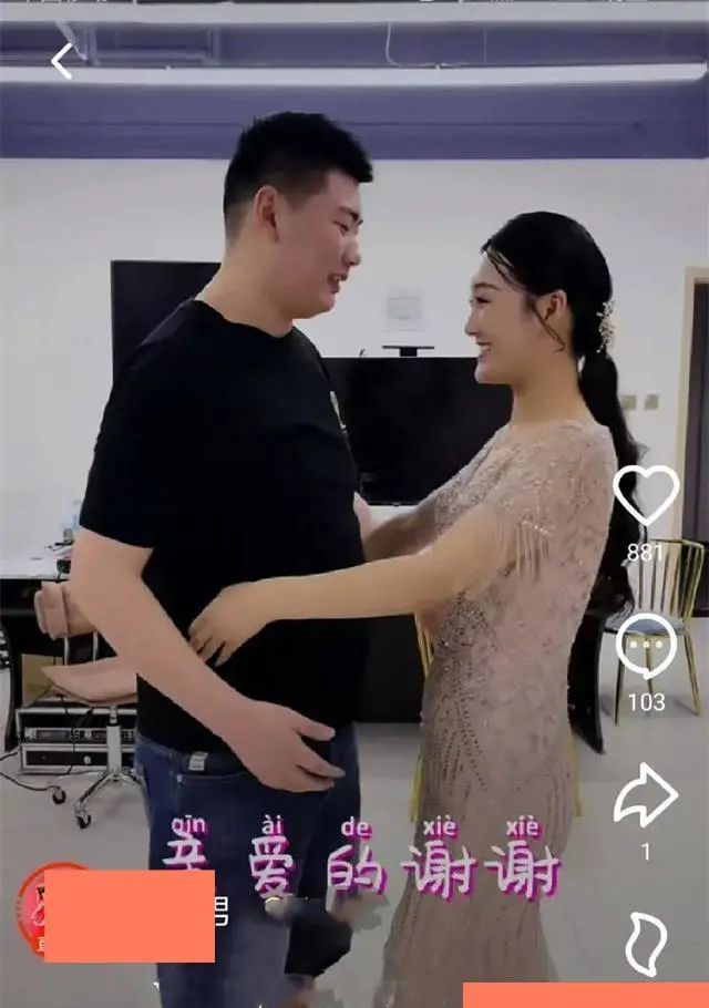 大衣哥儿子为媳妇庆生陈亚男穿紧身裙出镜网友身材真好
