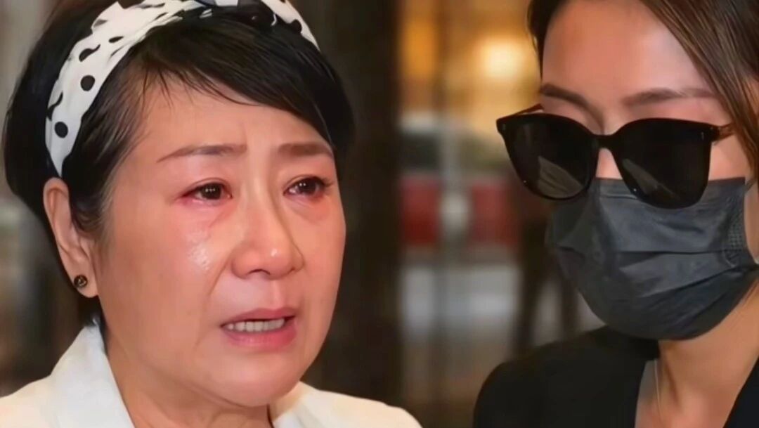 谢贤离世,狄波拉一身白衣含泪送别