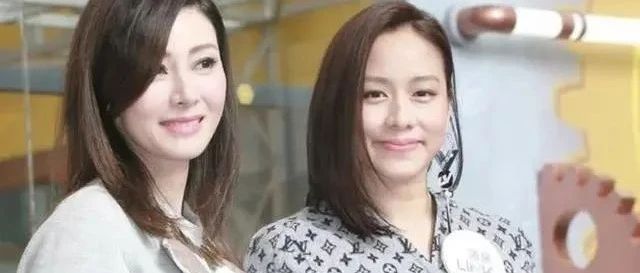 李嘉欣同框小8岁林嘉欣,两人同穿灰色裙装,完全看不出年龄差