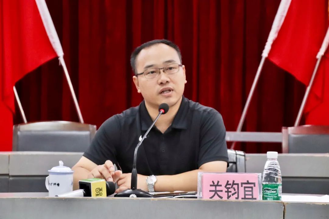 狮山镇委委员,团镇委书记关钧宜直指无牌无证印刷厂企隐患.