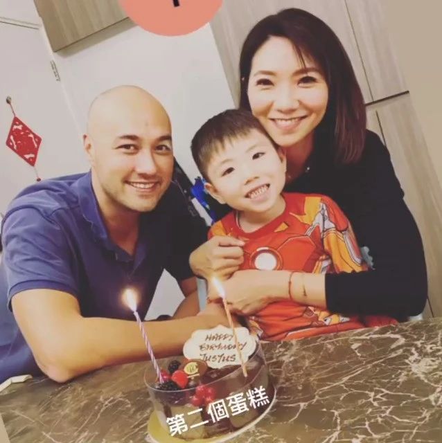 TVB女艺人车婉婉晒全家福为儿子庆祝5岁生日