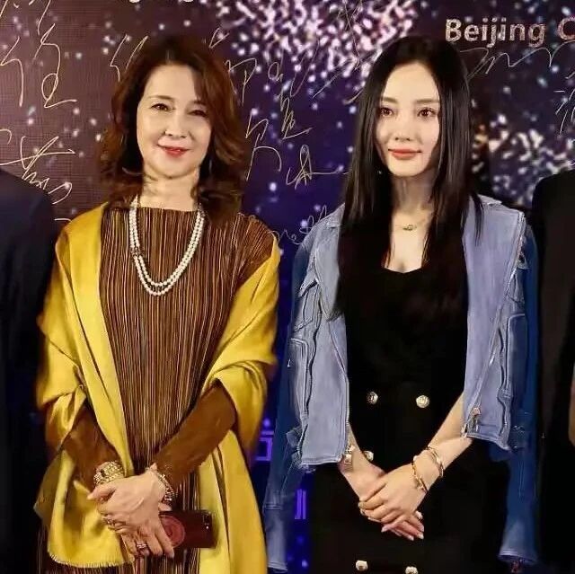 李小璐妈妈才是气质美人,白衬衫披丝巾好优雅,比明星女儿更耐看