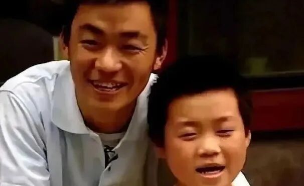 王宝强儿子终于长大，近照曝光全网震惊：生父是谁，一目了然！