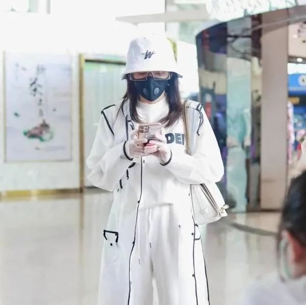 秦岚现身机场,一身白色搭配防护到位,就是高低袜子是哪门子时尚