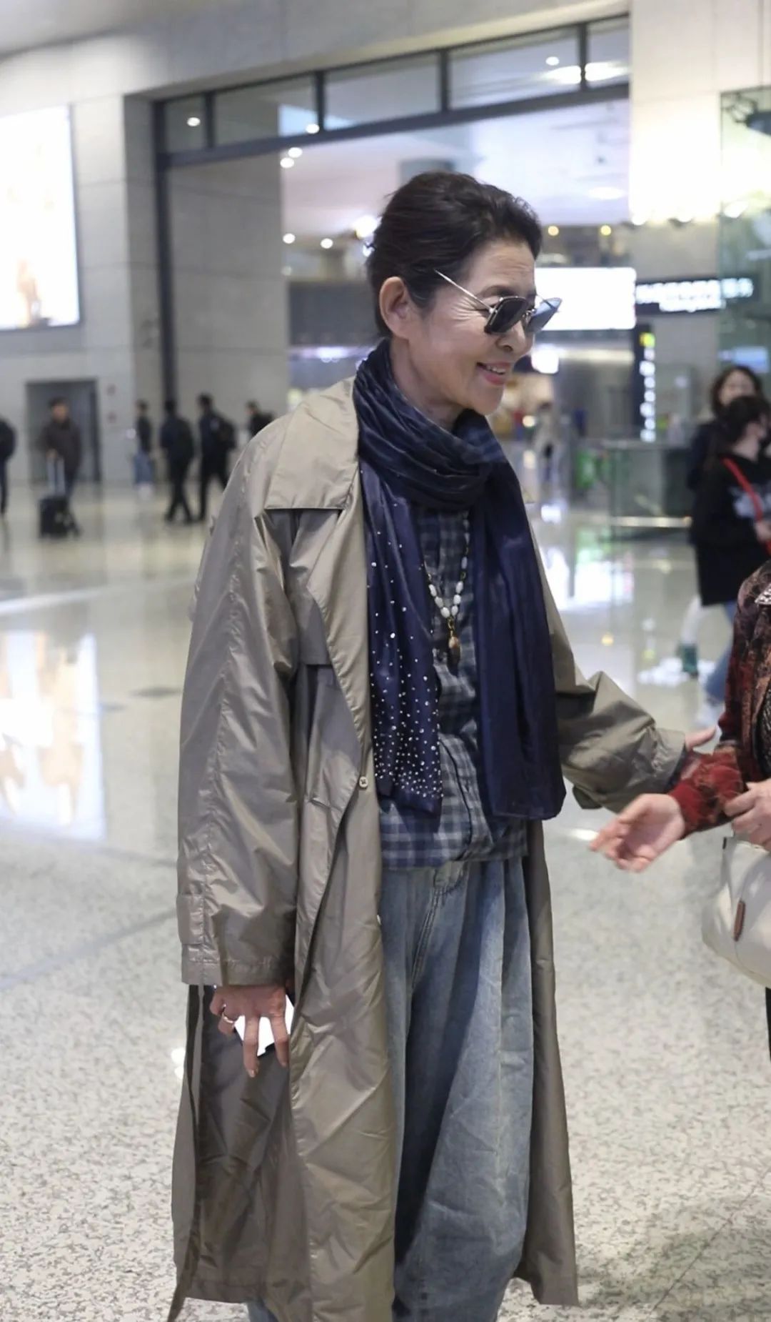 倪萍现身机场，在贵的衣服穿上还是难掩老态，老奶奶的气息很明显