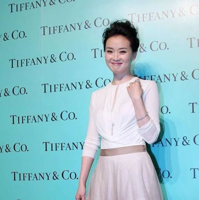 王艳似乎惊艳了时光,46岁却看不出年龄感,穿白裙优雅迷人!