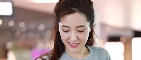 曾黎简装现身机场,实力证明在绝对颜值下一切穿搭技巧都无意义