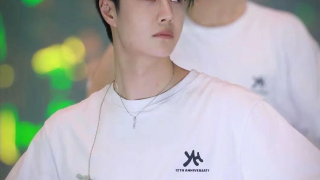 王一博 白T恤 绿话筒 绿海