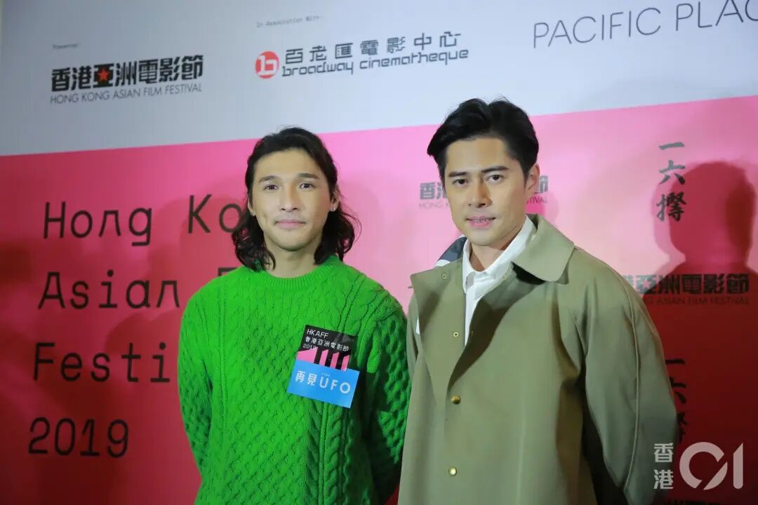 徐天佑離開經理人公司後，曾與黃又南同場出席公開活動，在主持人與傳媒要求合照時露出尷尬笑容。（葉志明攝）