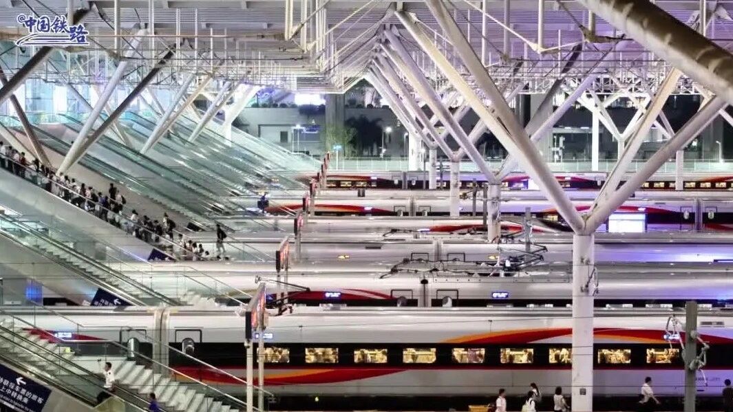 中国陆地航母集结,站台上好多智能复兴号集结！网友：简直是龙宫！