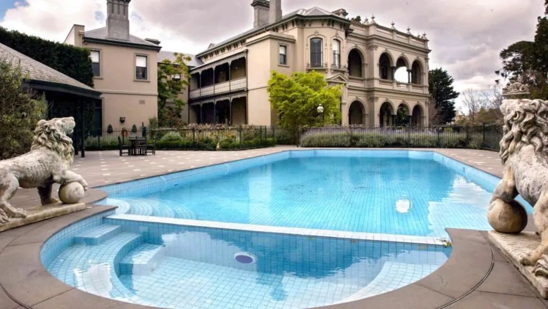 10/09/2002 Toorak Mansion, Coonac, about to be sold for record price. Homes, Mansions, Melbourne. Digital Image.