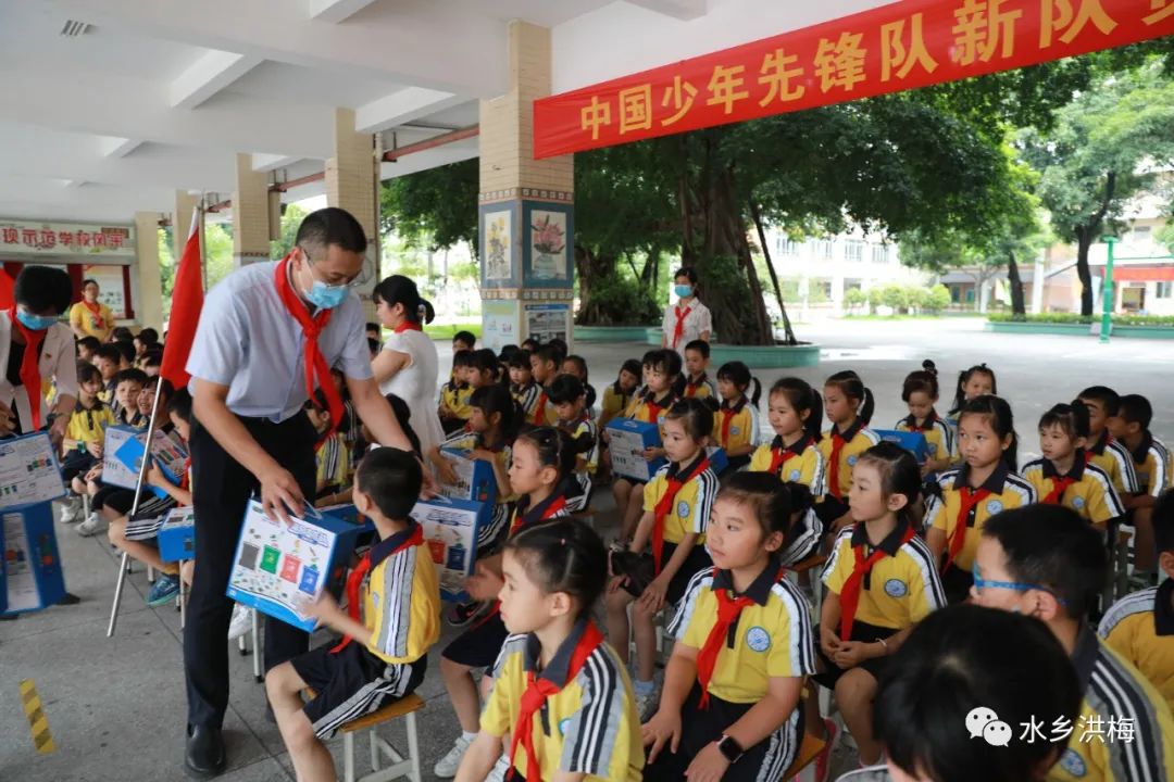 六一前夕莫伟镇长看望慰问少年儿童祝福孩子们健康快乐茁壮成长