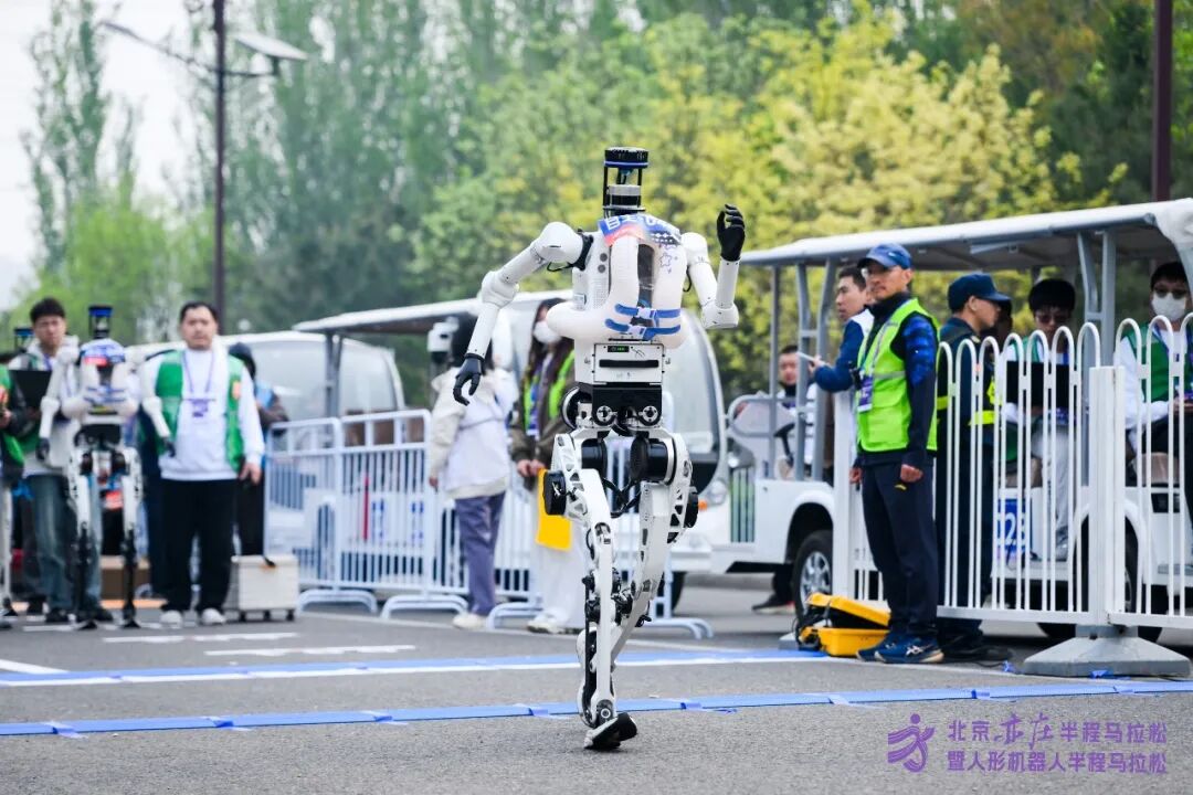 All Set to Go: Humanoid Robot Racing Challenge – Opening Special-3cgo