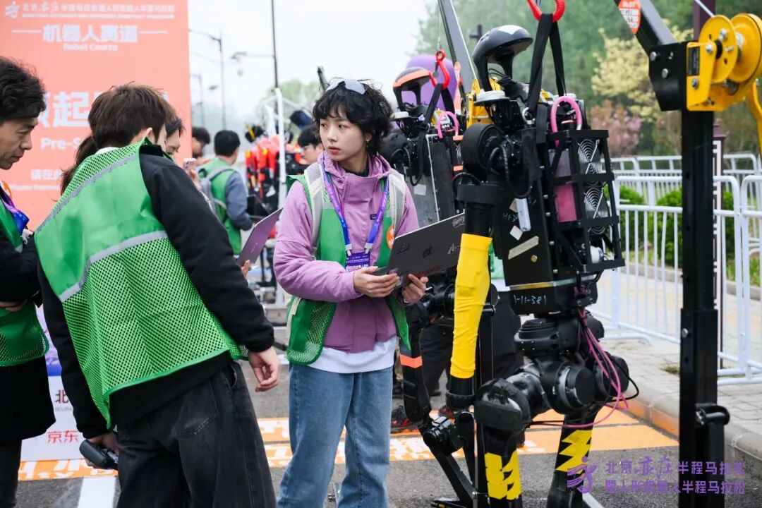 All Set to Go: Humanoid Robot Racing Challenge – Opening Special-3cgo