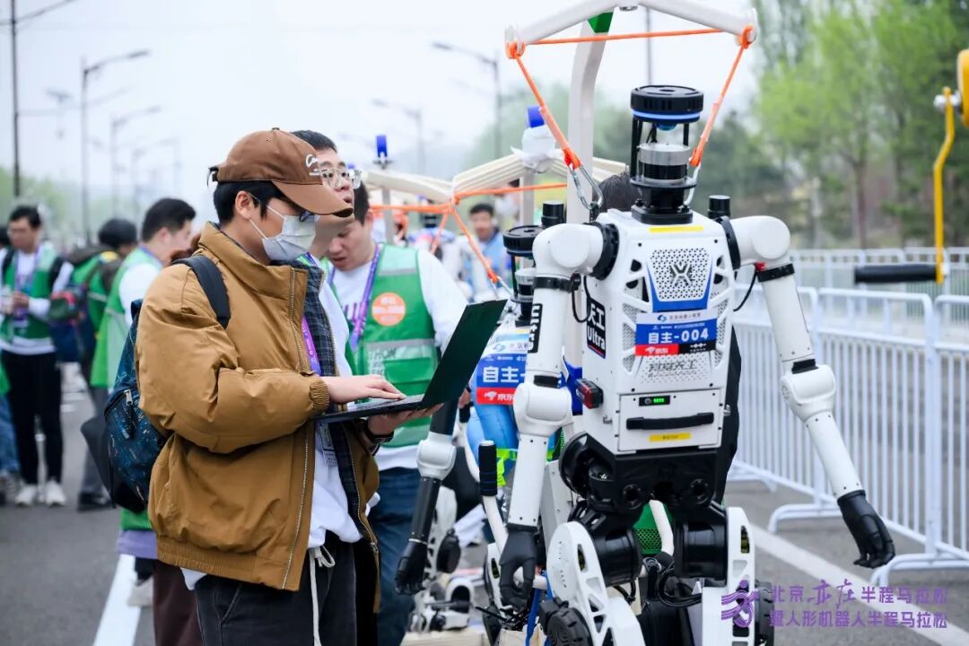 All Set to Go: Humanoid Robot Racing Challenge – Opening Special-3cgo
