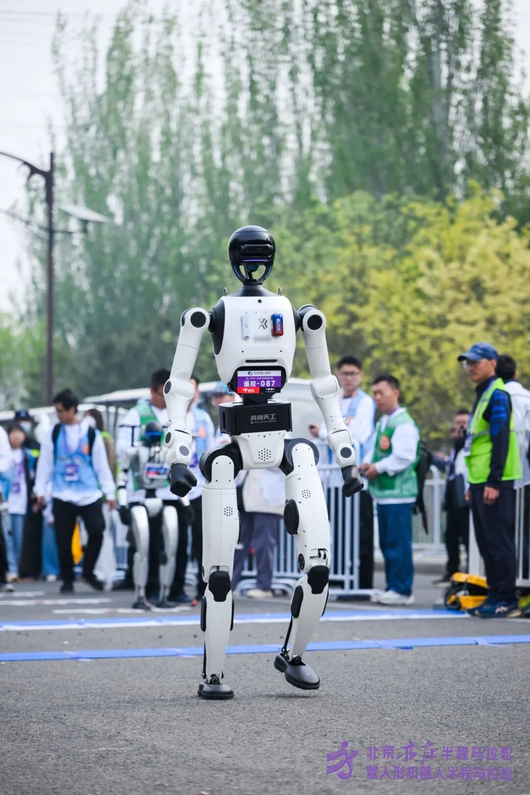 All Set to Go: Humanoid Robot Racing Challenge – Opening Special-3cgo