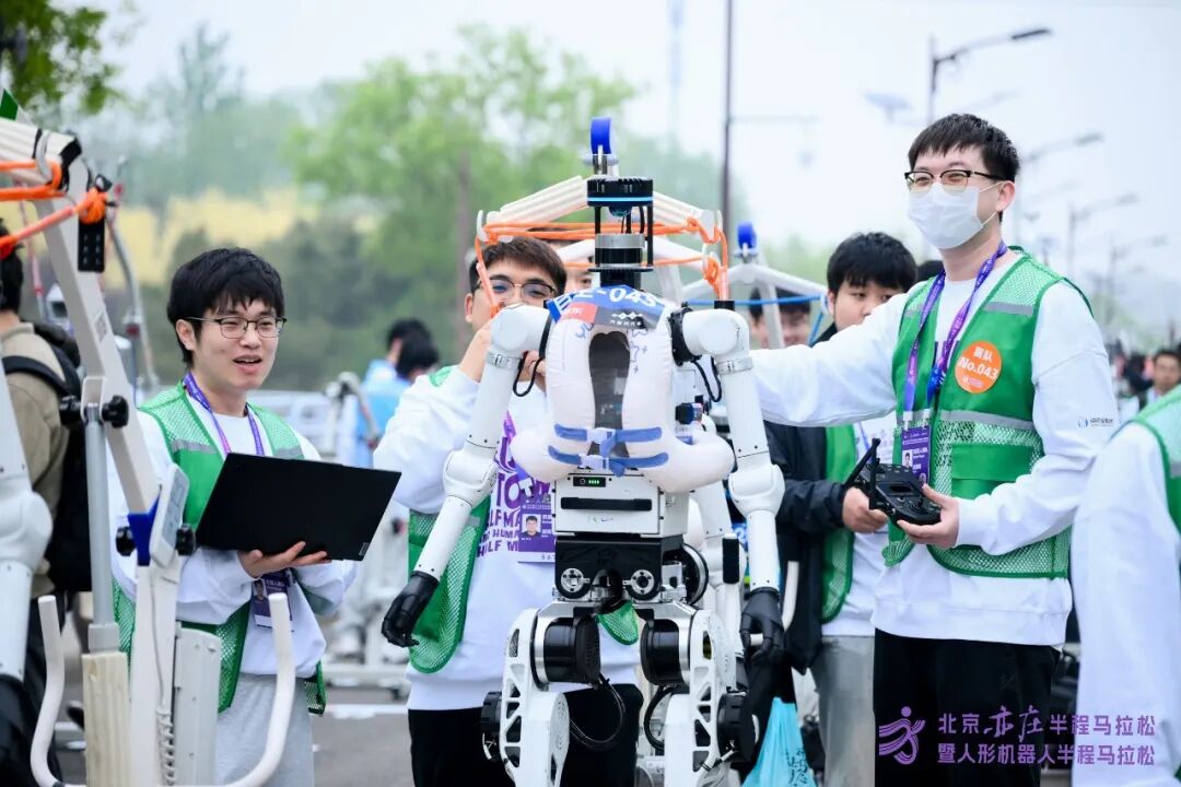 All Set to Go: Humanoid Robot Racing Challenge – Opening Special-3cgo