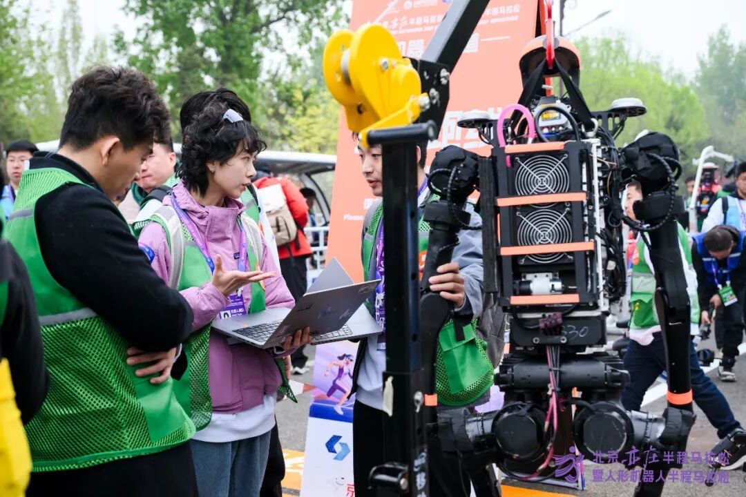 All Set to Go: Humanoid Robot Racing Challenge – Opening Special-3cgo