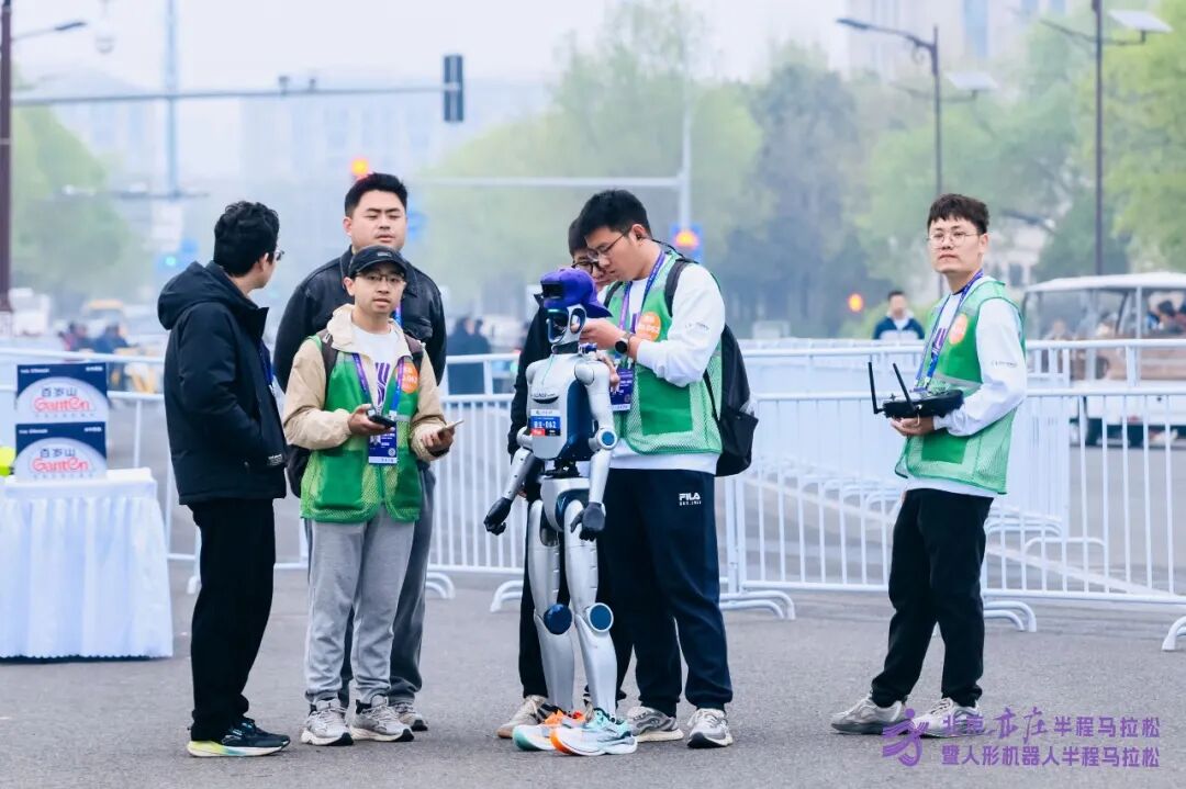 All Set to Go: Humanoid Robot Racing Challenge – Opening Special-3cgo