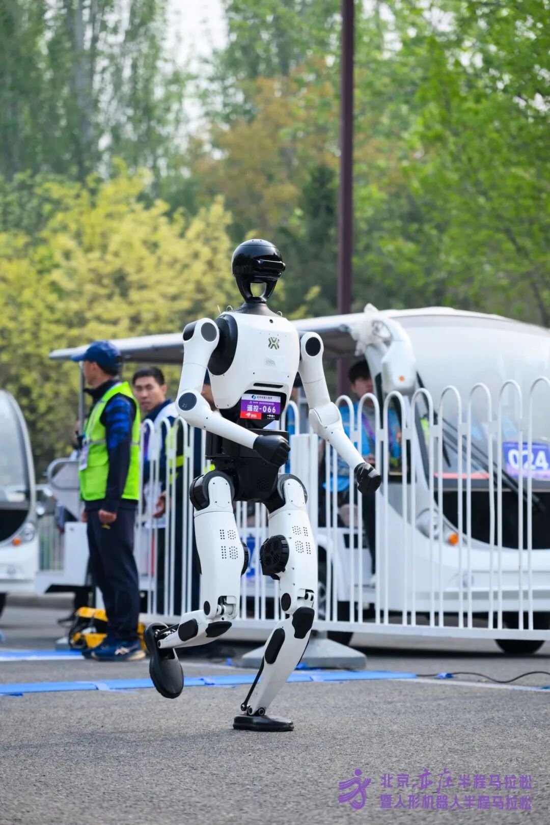 All Set to Go: Humanoid Robot Racing Challenge – Opening Special-3cgo