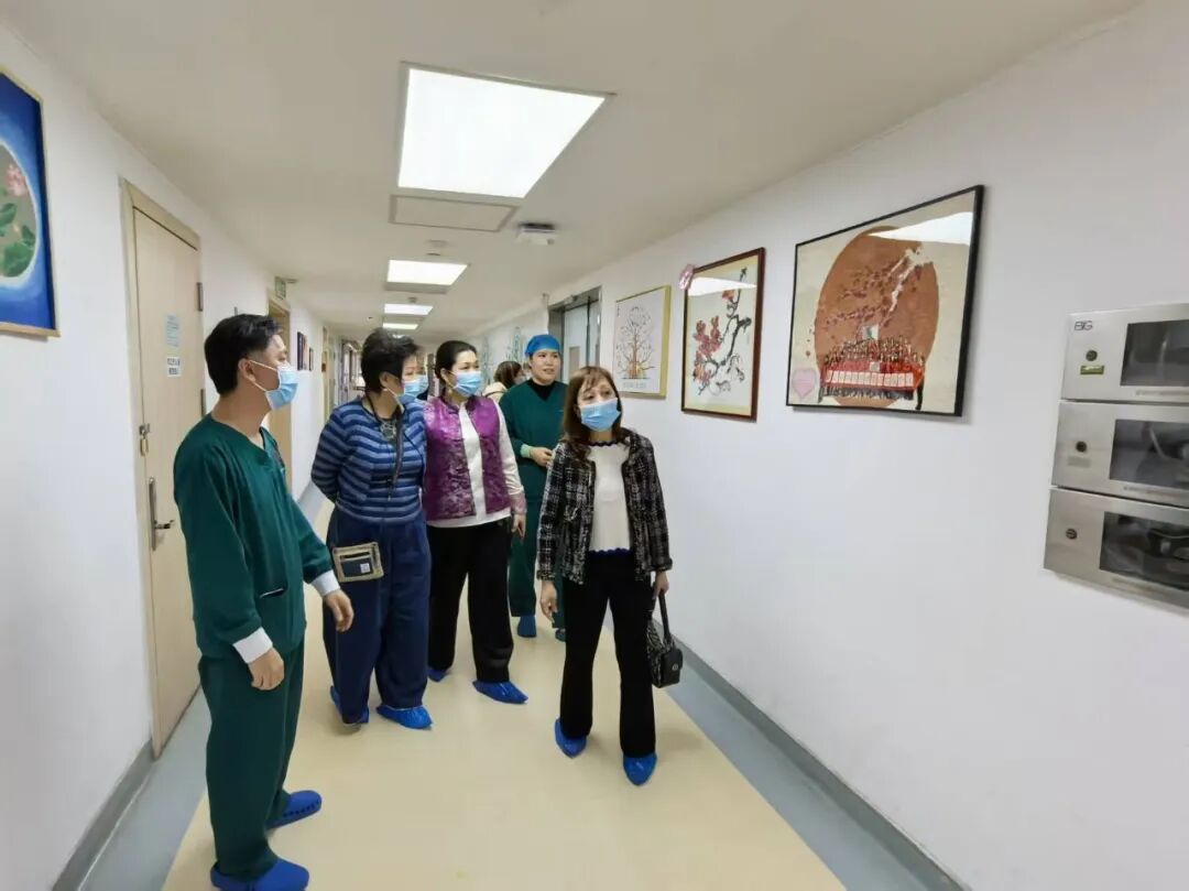 香港护理专科学院危重病护理学院创院院长黄绮馨博士、香港伊利沙伯医院深切治疗部资深护师麦宝晶、香港护理专科学院危重病护理学院会长吕静仪，参观我院ICU、EICU/CCU。