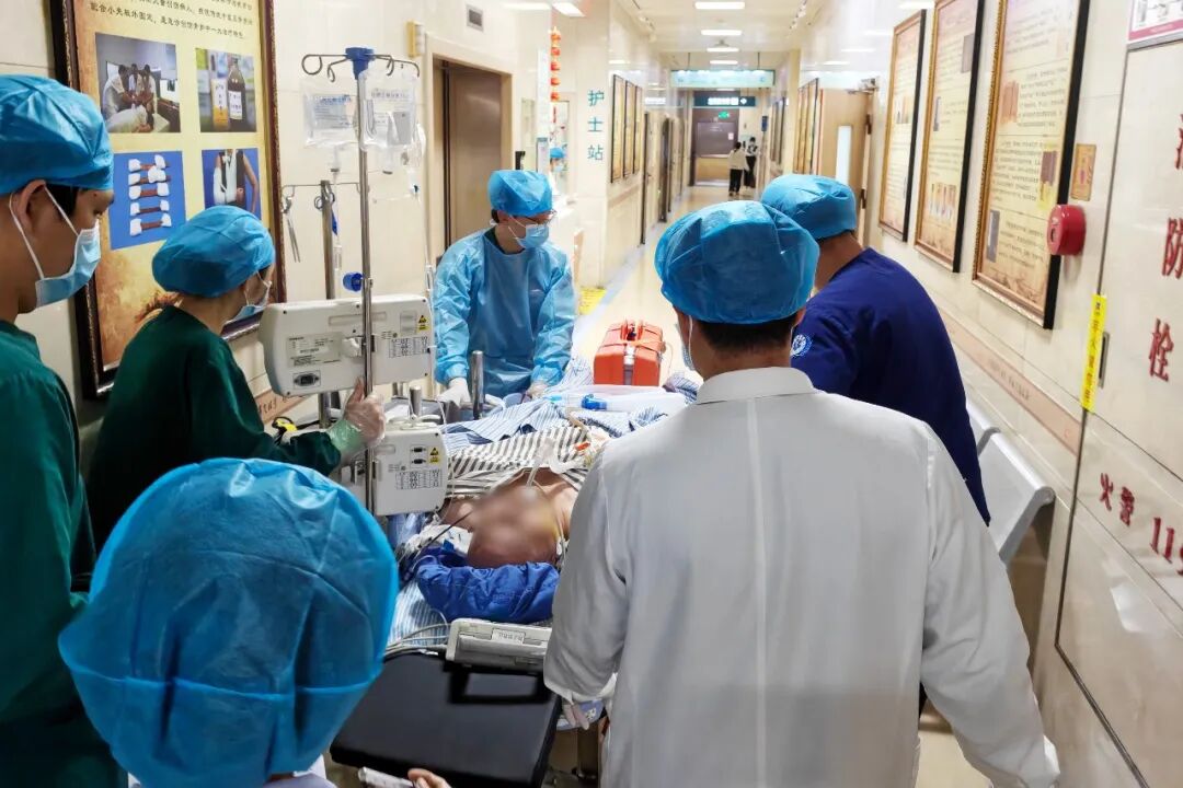 ECMO支持下转运介入