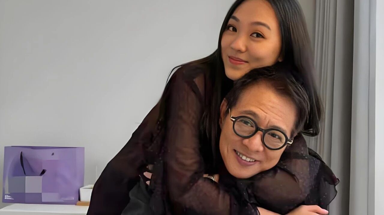 李连杰女儿变身小助理,功夫巨星的两段婚姻与近况又被热议
