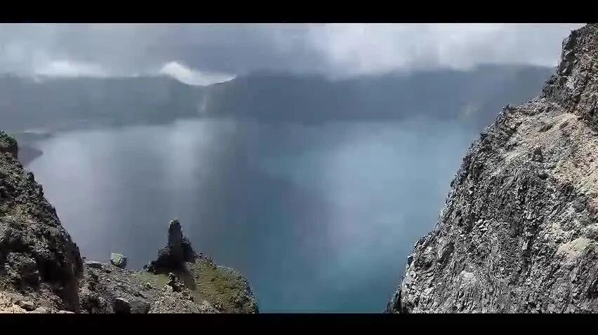 【双语视频】酷暑时节，中国游客纷纷涌向自然景区！