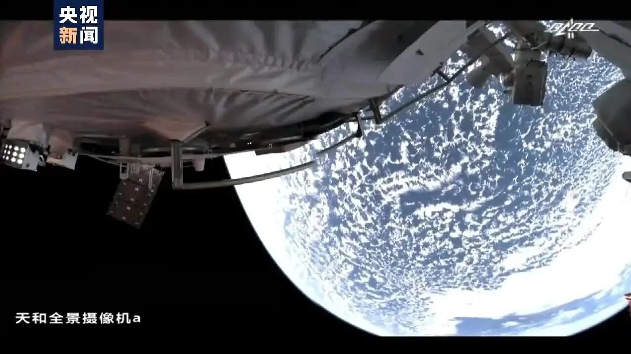 中国空间站神舟十二号航天员乘组完成首次出舱任务   已安全返回空间站；；震撼！全景相机拍到地球绝美画面-2