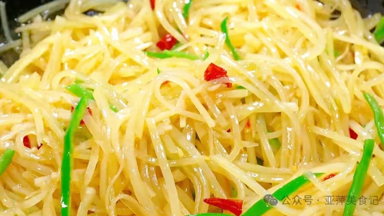 炒土豆丝第一步别错！掌握这招，脆爽入味，比饭店还好吃，新手也能轻松搞定