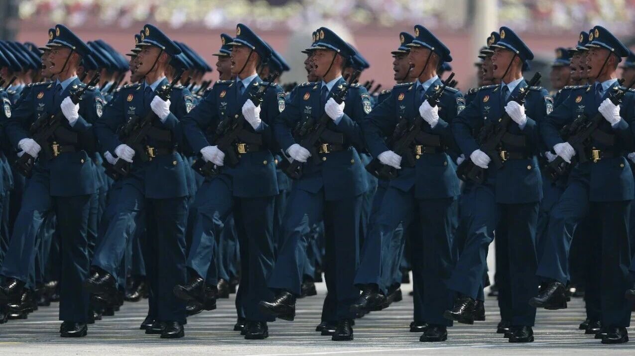阅兵结束后受阅方队整齐退场宛若巨龙,长安街3.2公里欢送人潮！阅兵后的这一幕看哭了