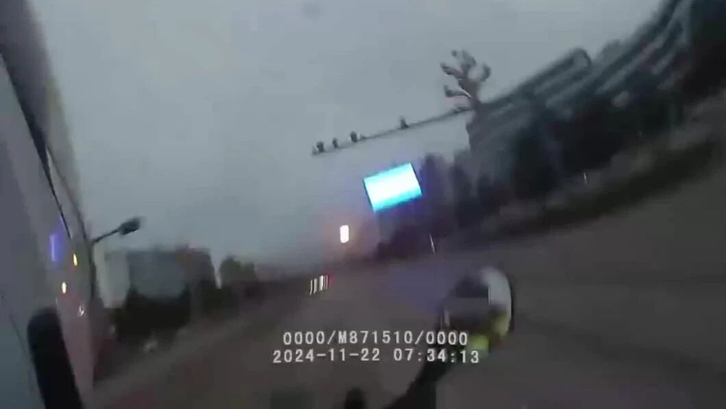 孕妇将临盆 铁骑交警一路开道护送,快！快！快！孕妇临产 交警紧急开道送医